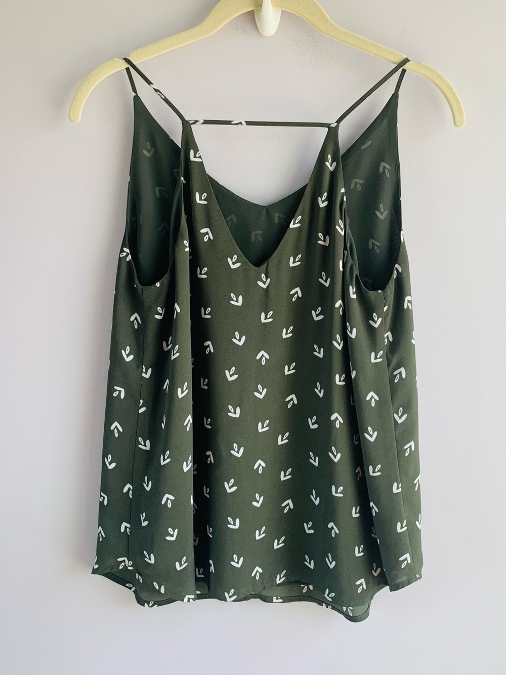 LOFT Top Olive Green White Strappy Racerback Geometric Flowy Casual EUC XSP - Picture 6 of 6